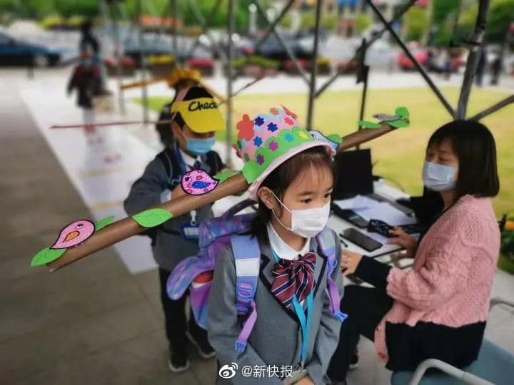 หมวกป้องกัน โควิด-19 โรงเรียนประถมในจีน ผุดไอเดีย "หมวกป้องกัน โควิด-19" ให้นักเรียนใส่มาโรงเรียน
